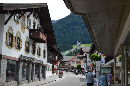 Fußgängerzone mit Blick aufs Skisprungstadion